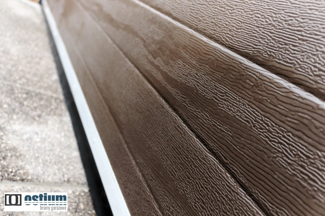Struktura woodgrain na panelu bramy garażowej