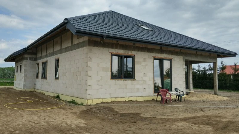 Dom w trakcie budowy — ściany i wykonany dach