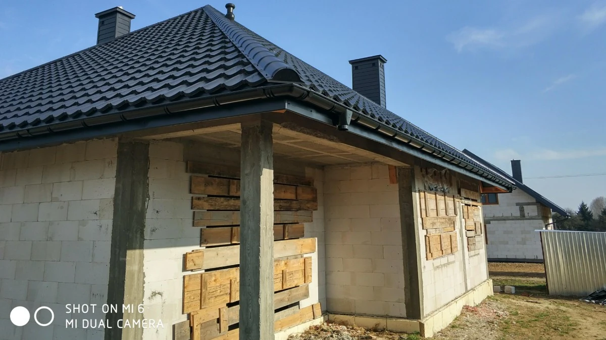 Dach wielospadowy pokryty grafitową dachówką