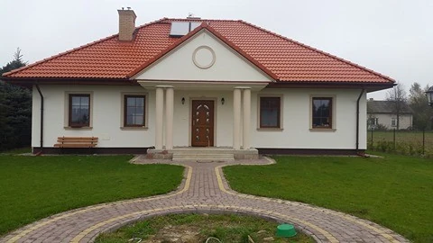 Dom z nawierzchnią brukową — materiał ze strony R-BUD